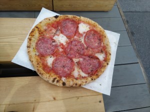 Pizza Salami Napoli (ohne Oliven) - Bros. Pizza - Wien