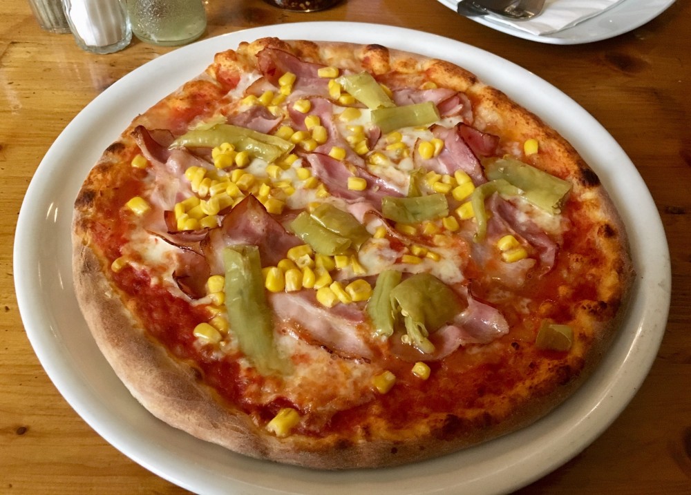 Pizza Provinciale (Speck, Mais, Pfefferoni), nicht die einfallsreichste ... - Giuliano Due - Wien