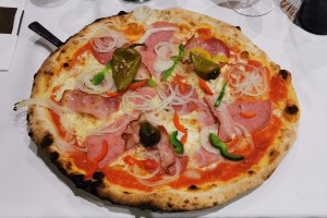 Da Buki - Pizza Diavolo - war mit Salami, Speck, Schinken,
Paprika, Zwiebel ... - Da Buki - Neutal