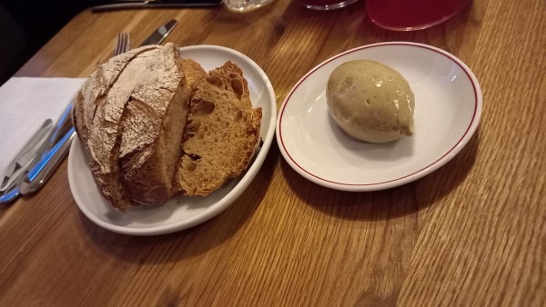 Köstliches frisches Sauerteigbrot für 2 mit Kürbiskernölbutter - Reznicek - Wien