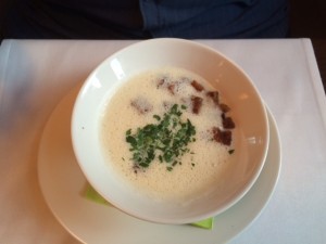 Weinviertel DAC Schaumsuppe - Schwarzbrotwürfel