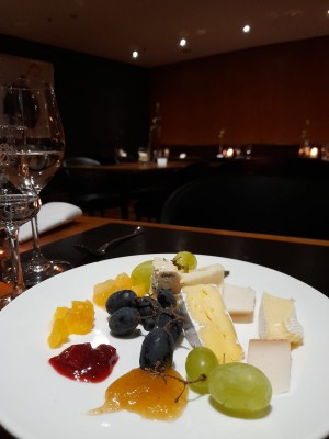 Käse vom Brett am Abend - Falkensteiner Balance Resort Stegersbach - Stegersbach