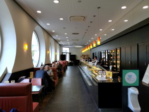 Oberlaa 1030 - Gastraum mit diesen riesigen runden Fenstern - ansonsten ... - Kurkonditorei Oberlaa - Wien