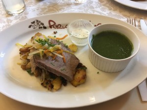 Gekochtes Rindfleisch mit Spinat und Erdäpfeln - Gasthaus Purkarthofer - Fernitz