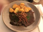 Gedünsteter Zwiebelrostbraten mit Bratkartoffeln - Landhaus-Keller - Graz