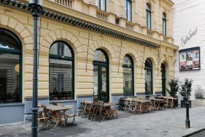 Blauensteiners - Bescheidener Gastgarten vis-a-vis Cafe Eiles - Blauensteiners Gasthof Zur Stadt Paris - Wien