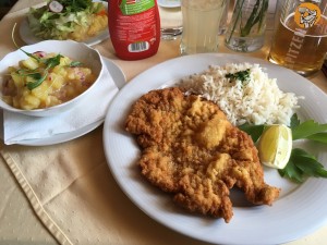 Kalbsschnitzel mit (hausgemachtem, sehr gutem)  Erdäpfelsalat und Reis, ... - Gasthaus Ambichl - St. Georgen am Steinfelde