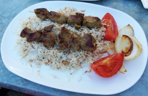 TIKKA KEBAB, Lammspieße mit Reis, auch Frau Stammersdorfer war zufrieden.