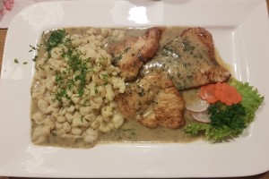 Hühnerfilet in Kräuterrahmsauce mit Spätzle - Gasthaus-Restaurant Ölgraben - Mondsee