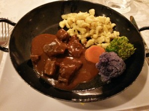 Rindergulasch, Spätzle, buntes Gemüse