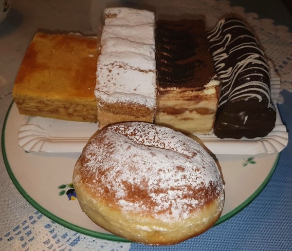 Apfelschnitte, Kardinalschnitte, Tiramisuschnitte, Bananenschnitte und Krapfen - Bäckerei Dworzak - Hirtenberg