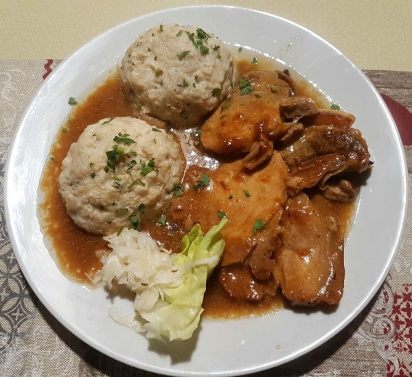 Schweinsbraten mit Knödel (sehr gut) - Platzis Eck Wirtshaus - Wien