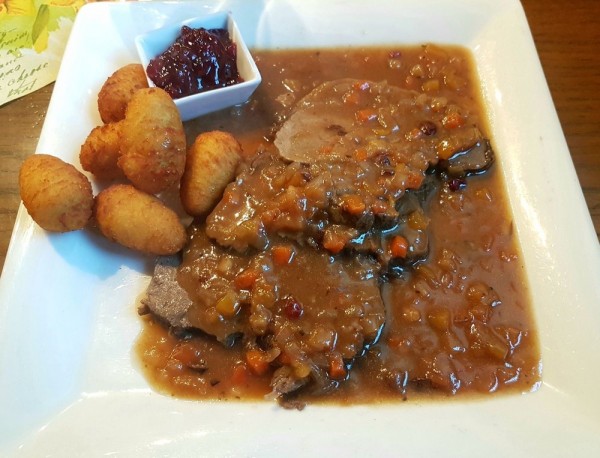 Holzofenfrischer Braten vom Hirschkalb in Gemüsesauce, Kroketten und ... - Gasthaus zur Linde - Kirchenwirt - Altenmarkt/Triesting