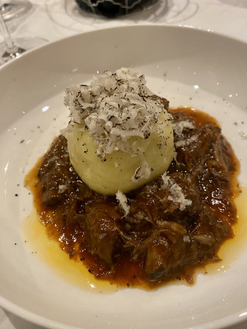 Ochsenschlepp mit Grammelknödel und ein wenig Trüffel „on top“ - Duspara - Wien