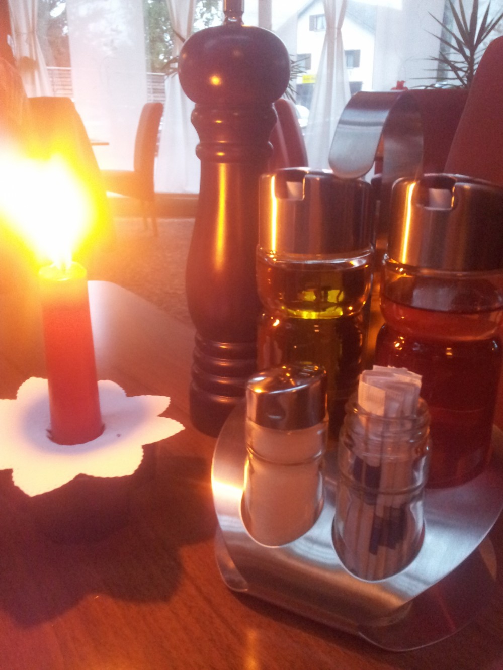 Am Tisch: Pfeffermühle, Salzstreuer, Essig, Öl und Kerze. - Pizzeria Da Vinci - Hard