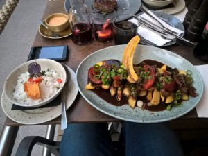 LOMO SALTADO: Streifen vom Rumpsteak sautiert mit Tomaten, Zwiebeln und Koriander, serviert mit ...