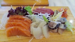 Sashimi klein, gegenüber vom Lachs liegen noch paar Oktopustentakeln, auf ... - Tsutenkaku - Wien