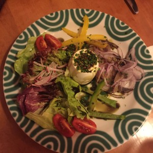 Traunseeschafkäse auf Salat mit Kürbiskernöl - Almgasthof Windlegern - Neukirchen