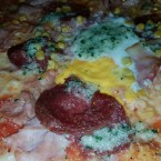 Detail Pizza Rusticale mit Spiegelei, Salami, Schinken, Speck, Mais und ... - Tiziano - Wien