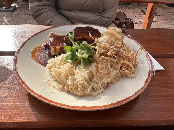 Schopfbraten mit Semmelknödeln, Sauerkraut und gerösteten Zwiebeln. Sehr gut - Zua Oidn Hex - Neufeld an der Leitha