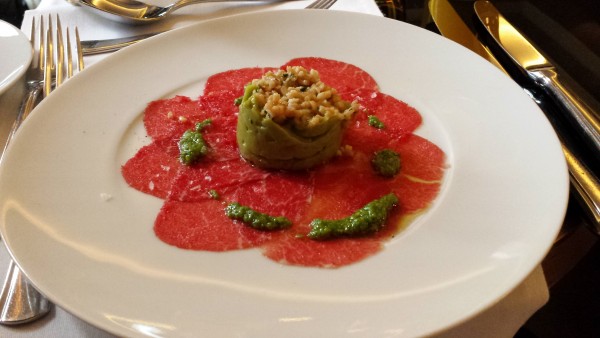 Kleines Avocadotörtchen
mit Steinpilztatar und Almrindcarpaccio - Émile - Wien