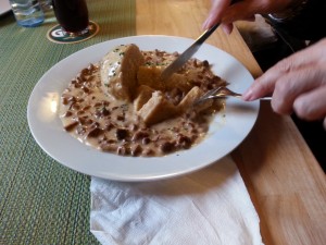 Eierschwammerlsauce mit Semmelknödel