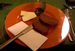 so einfach, so genial, frisches Schwarzbrot, Butter und Sardellenringerln, ... - Hausmair's Gaststätte - Wien