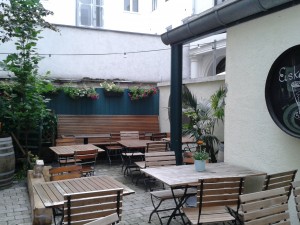 Zum schwarzen Adler - Im Innenhof-Gastgarten - Gasthaus-Brauerei Zum Schwarzen Adler - Wien