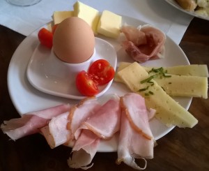 Frühstück "pikant" dazu 2 knusprige Semmerln oder Kornspitz - Cafe Nest - Wien