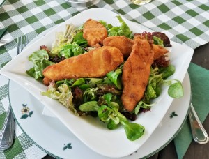 Blattsalat mit gebackenen Hühnerstreifen 