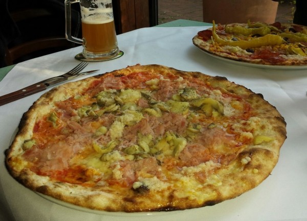 Pizza Fiorentina mit extra viel Knoblauch EUR 9,00 leider mit Dosenchampignons - Marino Pizzeria Trattoria - Wien