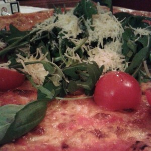 Pizza Primavera (Paradeiser, Mozzarella, Rucolasalat, Kirschparadeiser, ... - Margareta - Wien