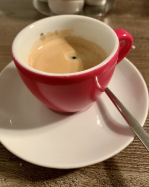 Espresso, leider nicht wirklich kurz, aber sehr gut - Restaurant Kim - Wien