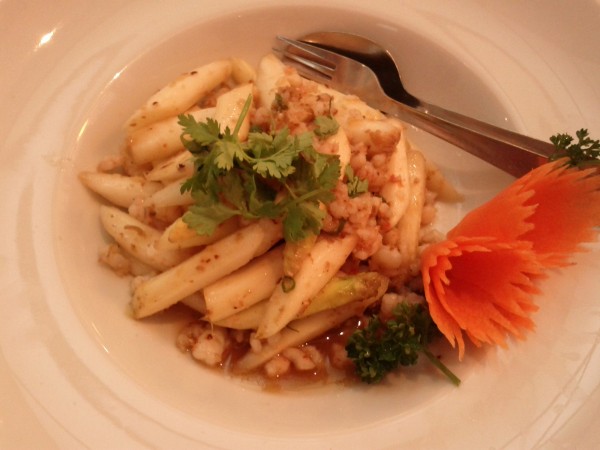 Spargel und faschierte Garnelen gebraten mit frischem Ingwer und Chili - Le Wei - Wien