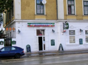 Eingang und Gastgarten - Quattro Due - Wien
