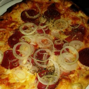 Pizzeria Adamo  - Pizza Salami mit Zwiebel - Pizzeria Adamo - Wien