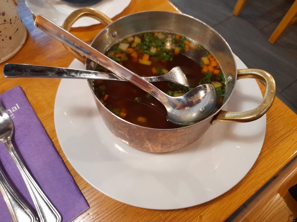 Suppe mit Gemüse und Rindfleisch - WIAZHAUS im Gut Landsthal - Hainfeld