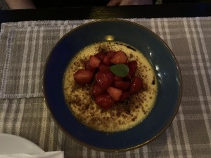 CRÉME BRÛLÉE VON DER VANILLE mit Erdbeeren - eine Sünde wert