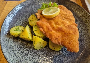 Haginvelt Cordon bleu gefüllt mit Zwiebel,Käse,Schinken,Pfefferoni)  13,60 - Haginvelt - Hainfeld