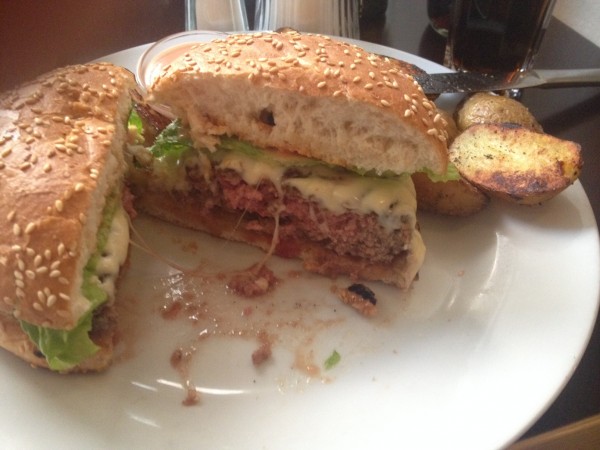 Schön medium, Bun gut getoastet, Käsefäden stören - Restaurant Zweitbester - Wien