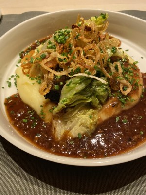 Hauseigene Blutwurst mit Erdäpfelpüree & Salatherzen auf Apfel-Zwiebeljus - Rote Wand - LECH am Arlberg