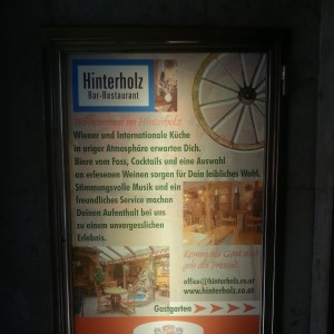 Infotafel beim Hauseingang - Hinterholz - Wien