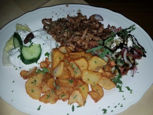 Gyros vom Schwein mit Bratkartoffeln, Tsatsiki und Salat