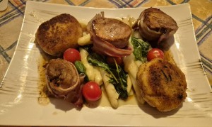 Gebratene Schweinsmedaillons im Speckmantel mit Spargelgemüse + gebratene ... - Renzenhof - Kaumberg