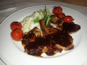 Lammhüfte kurz gebraten mit Spargelrisotto und Cherryparadeiser - Gasthaus Stafler - Wien