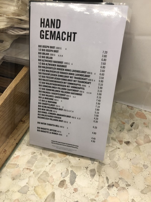 Brotsorten - da immer viele Menschen anstehen und Mann die Karte eigentlich ... - Joseph Bäckerei Patisserie Bistro - Wien