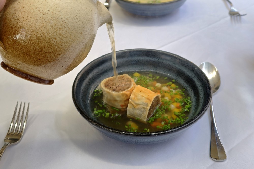 Gasthaus Jell - Fleischstrudelsuppe - im Kännchen zum Nachgießen - tadellos - Jell - Krems