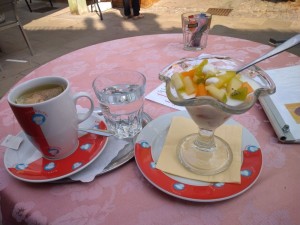 Kamillentee + Joghurt mit Früchte - Trahbüchler - BADEN bei Wien