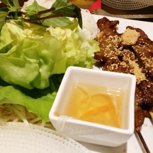 Reisblätter und Zutaten zum einwickeln: Salat, Reisnudeln, Thaibasilkum, ... - Pho Cho Lon - Wien
