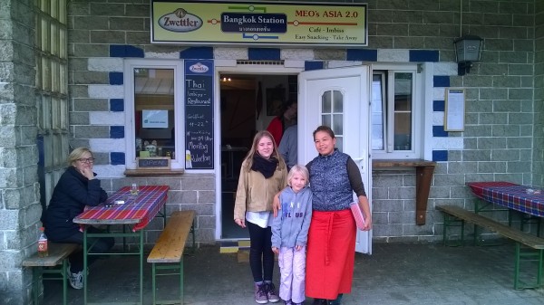 meine Kids Alvina und Dorina sowie die Besitzerin Meo - Bangkok Station - Tullnerbach